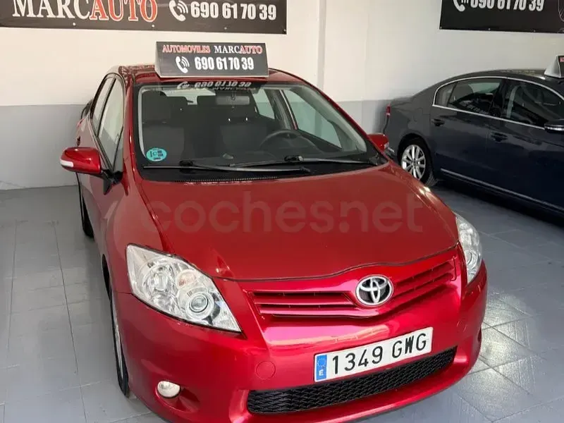 Usado Toyota Auris 97 CV (71 kW) 2010 Granate Utilitario