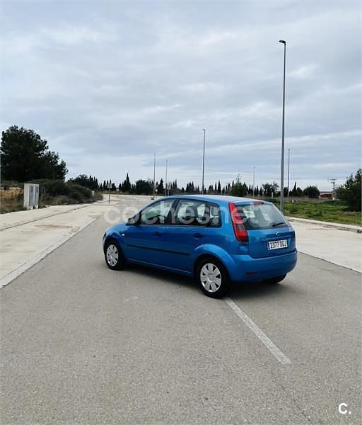 Usado Ford Fiesta 80 CV (58 kW) 2005 Azul Utilitario