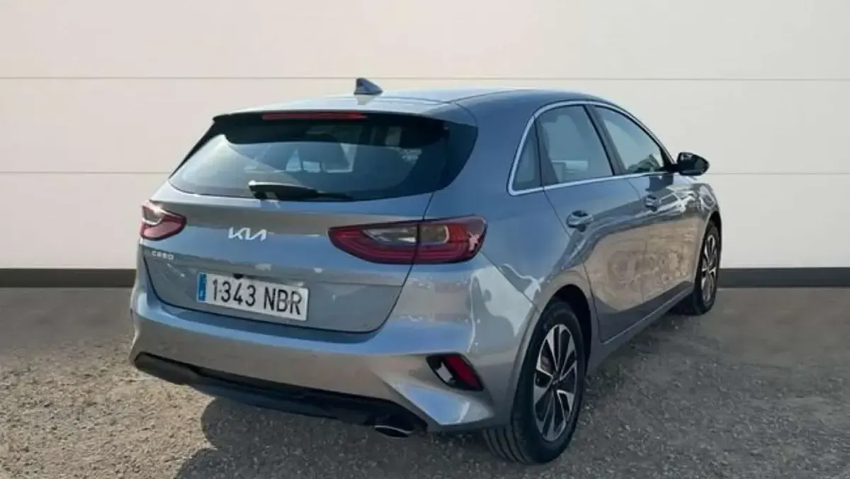 Usado Kia Ceed 101 CV (74 kW) 2025 Plateado Utilitario