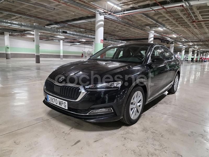 Negro Usado 2024 Skoda Octavia Selection Berlina | 26.000 € (Precio justo) - Imagen 1/4