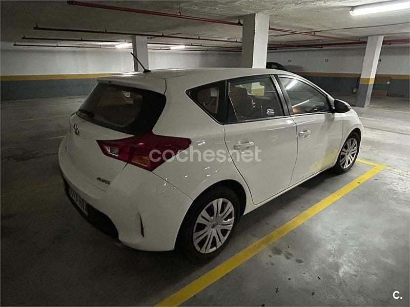 Usado Toyota Auris Active 126 CV (92 kW) 2013 Blanco Berlina