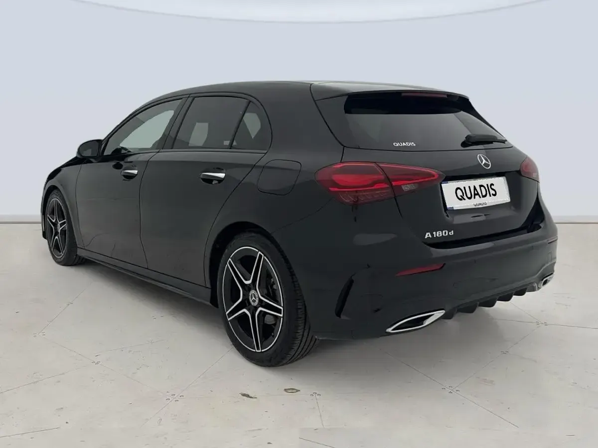 Usado Mercedes A180 AMG line 116 CV (85 kW) 2025 Negro Berlina