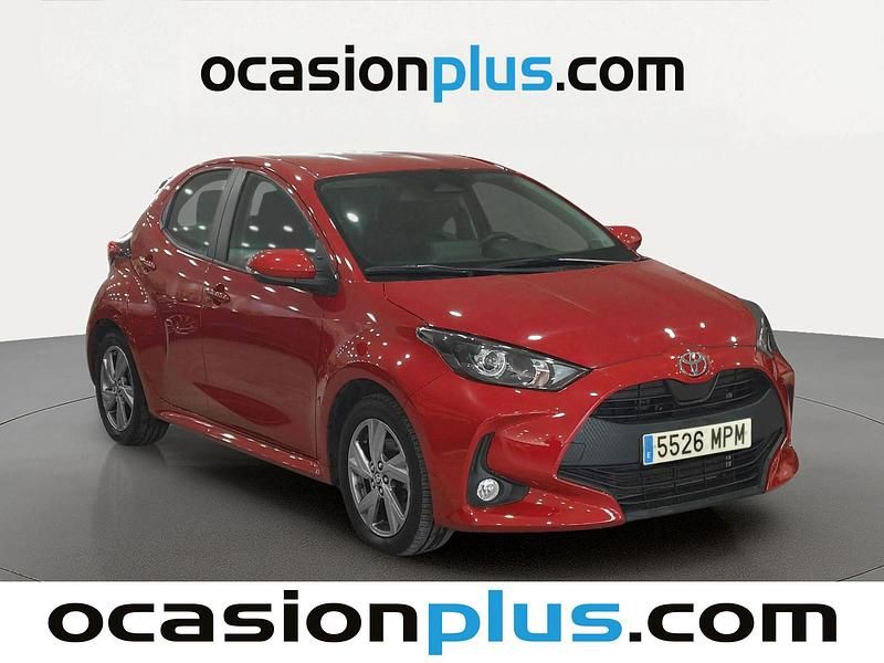 Begagnad Toyota Yaris Hybrid Active 116 HK (85 kW) 2024 Röd Halvkombi