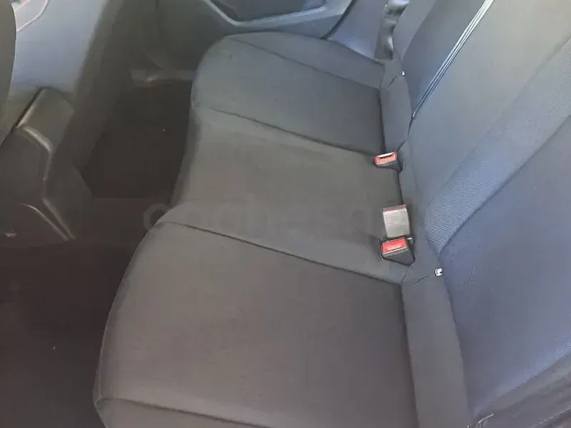 Usado Seat Arona FR 110 CV (80 kW) 2023 Granate SUV
