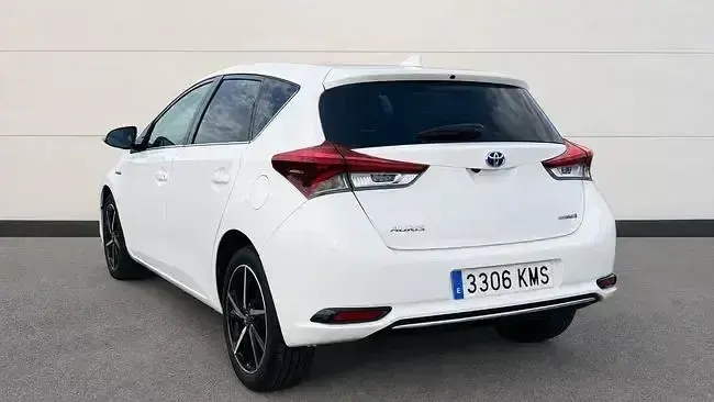 Usado Toyota Auris Hybrid 136 CV (100 kW) 2018 Blanco Berlina