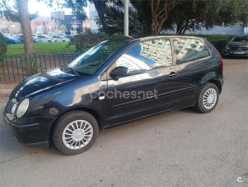 Usado VW Polo Highline 100 CV (73 kW) 2002 Negro Berlina