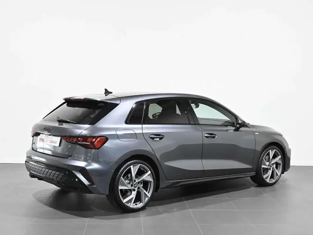 Usado Audi A3 Sportback Comfort 150 CV (110 kW) 2025 Gris Utilitario