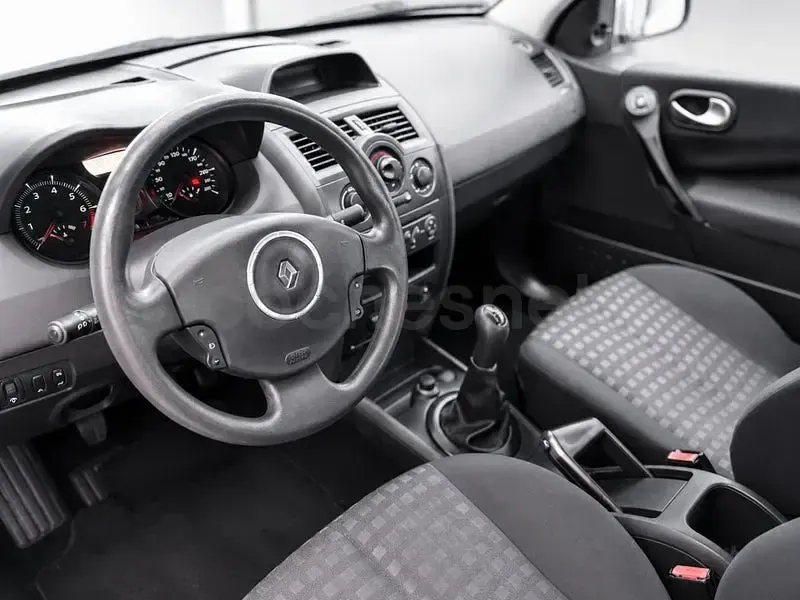 Usado Renault Mégane 100 CV (73 kW) 2006 Gris / plata Berlina