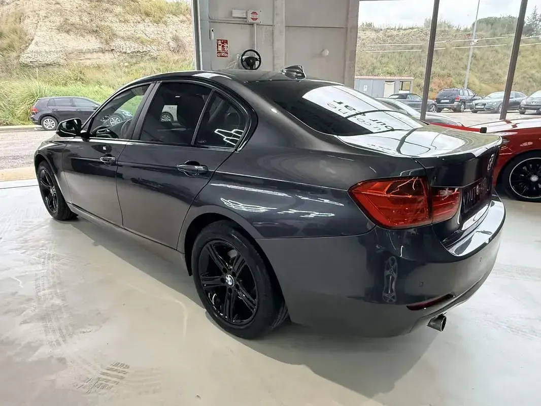 Usado BMW 318 Comfort Edition 143 HP (105 kW) 2015 Cinzento Sedan