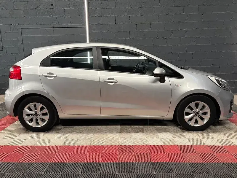 Usado Kia Rio 84 CV (61 kW) 2017 Gris / plata Berlina
