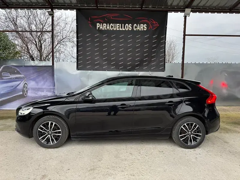 Usado Volvo V40 R-Design Momentum 120 CV (88 kW) 2019 Negro Berlina
