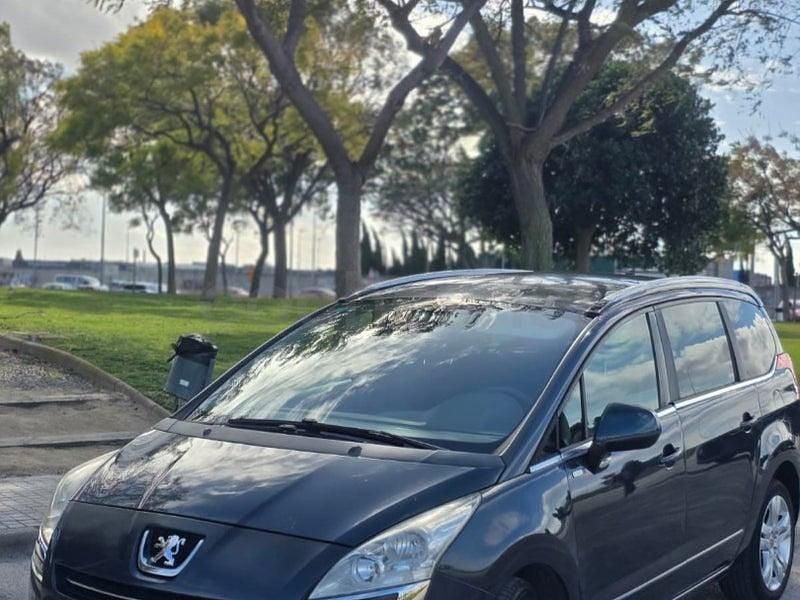 Usado Peugeot 5008 Active 115 CV (84 kW) 2013 Gris / plata Monovolumen