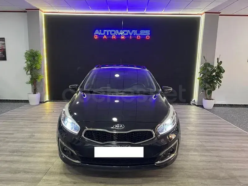 Usado Kia Ceed 101 CV (74 kW) 2017 Negro Utilitario
