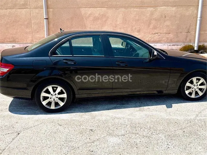 Usado Mercedes C200 Elegance 136 CV (100 kW) 2008 Negro Berlina