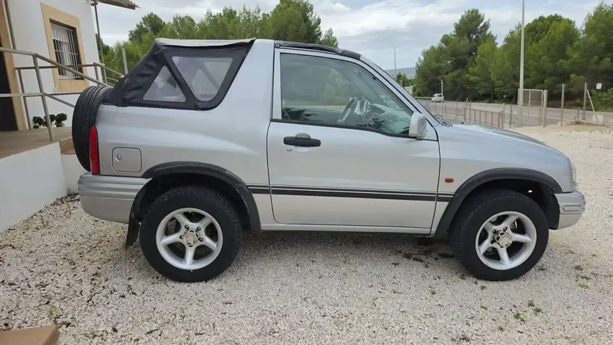 Usado Suzuki Grand Vitara 128 CV (94 kW) 2002 Gris SUV