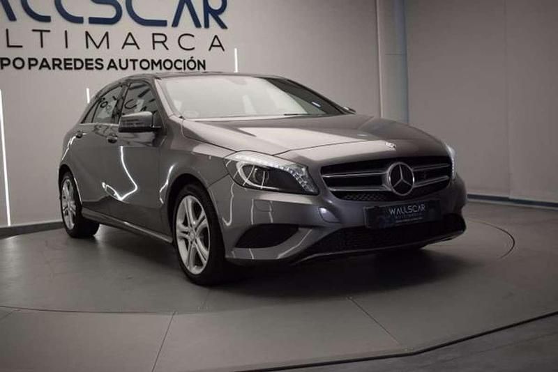 Usado Mercedes A180 Urban 109 CV (80 kW) 2015 Negro Utilitario