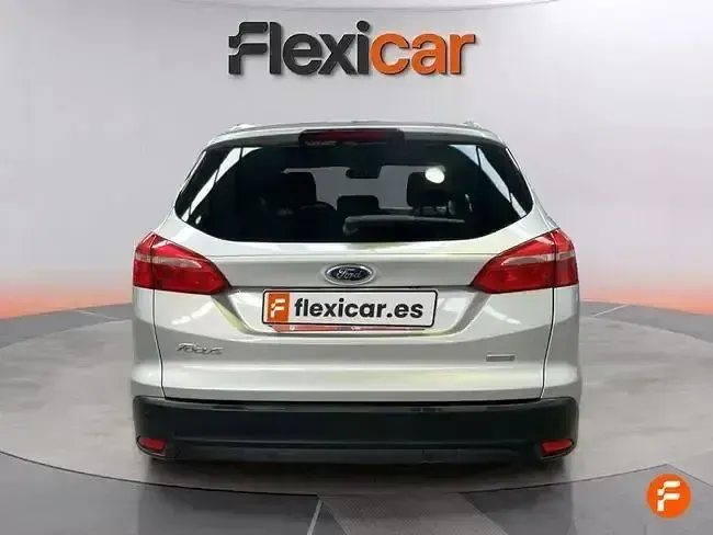 Usado Ford Focus Trend 125 CV (91 kW) 2017 Gris Familiar