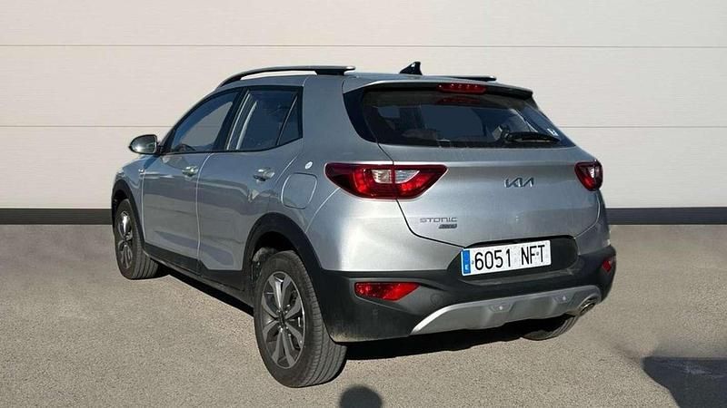 Usado Kia Stonic 101 CV (74 kW) 2025 Plateado SUV