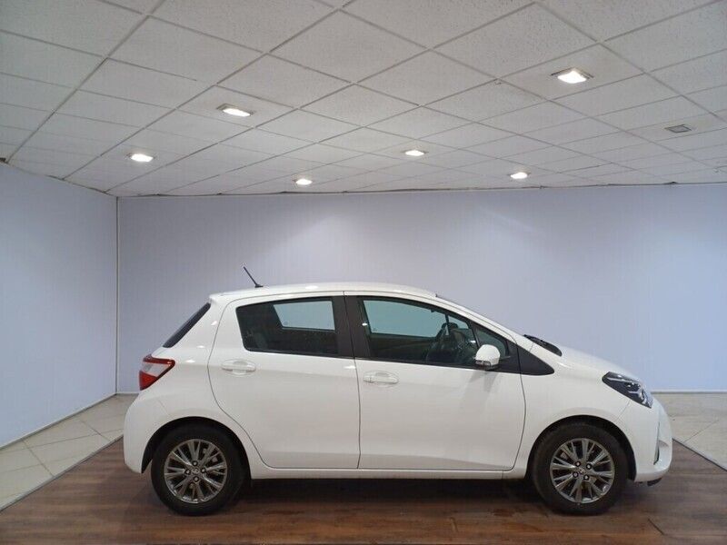Używany Toyota Yaris Active 111 KM (81 kW) 2019 Biały Sedan/Limuzyna