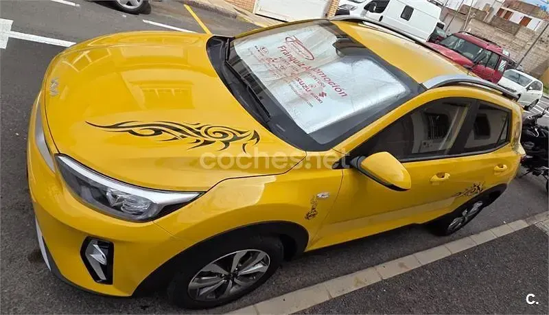 Begagnad Kia Stonic 100 HK (73 kW) 2023 Gul SUV