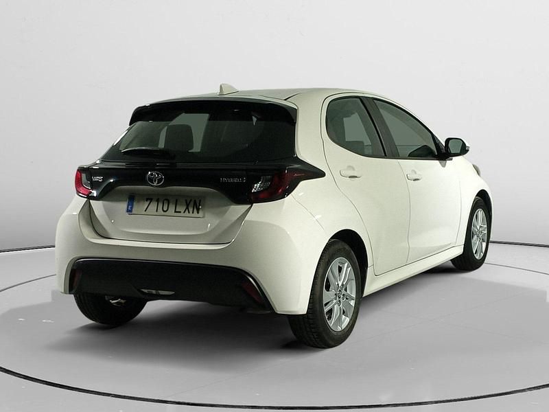 Usado Toyota Yaris Hybrid Business Edition 117 CV (86 kW) 2022 Blanco Utilitario