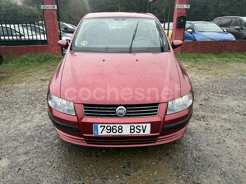 Usado Fiat Stilo Dynamic 103 CV (75 kW) 2002 Granate Berlina
