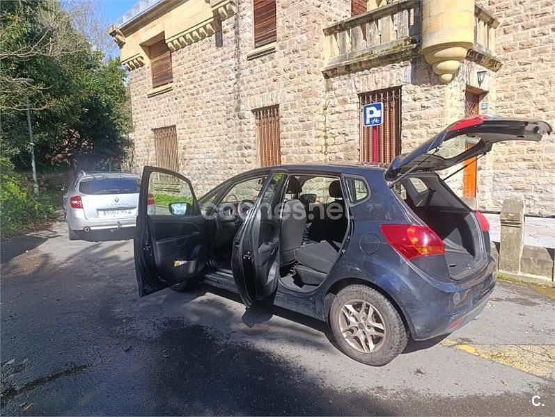 Usado Kia Venga 90 CV (66 kW) 2010 Negro Utilitario