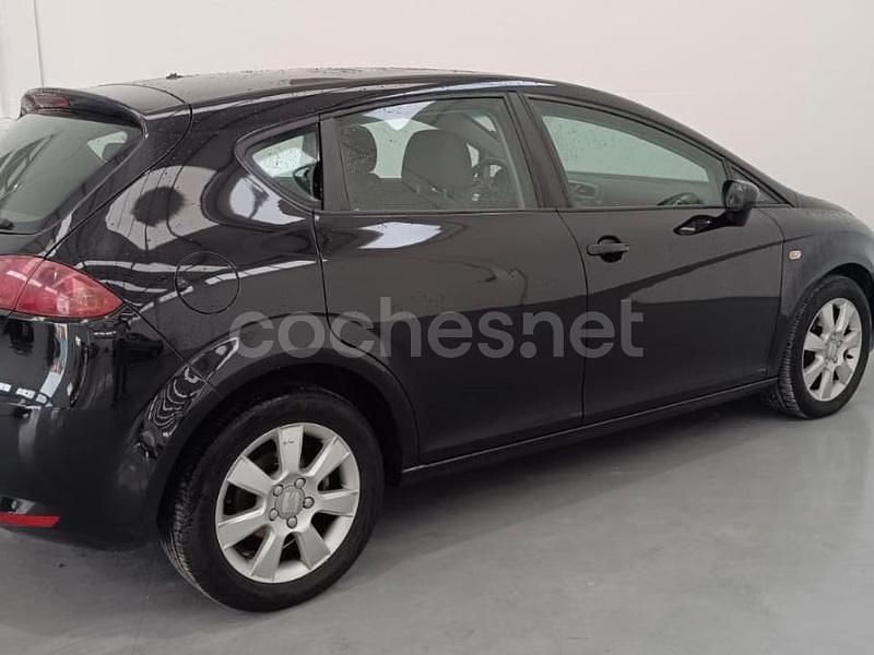 Usado Seat Leon Style 105 CV (77 kW) 2008 Negro Berlina