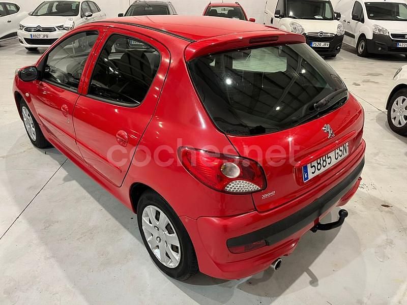 Usado Peugeot 206 75 CV (55 kW) 2010 Rojo Berlina