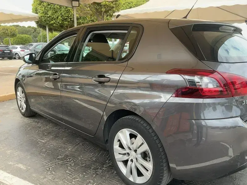 Usado Peugeot 308 Access 100 CV (73 kW) 2017 Gris / plata Berlina