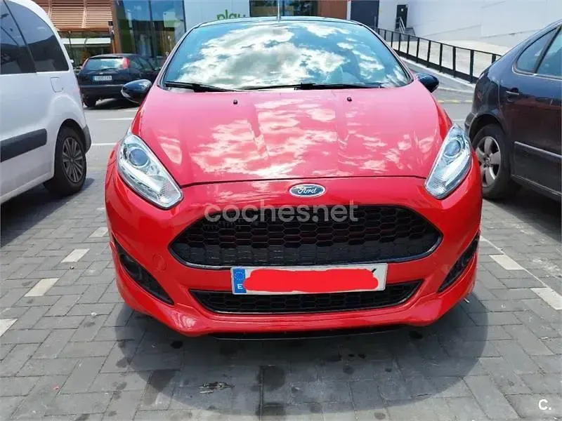 Usado Ford Fiesta 140 CV (102 kW) 2016 Rojo Utilitario