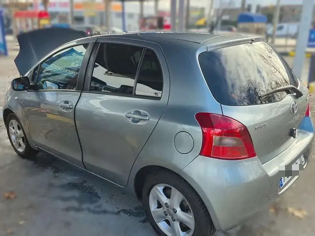 Usado Toyota Yaris 90 CV (66 kW) 2006 Gris Utilitario