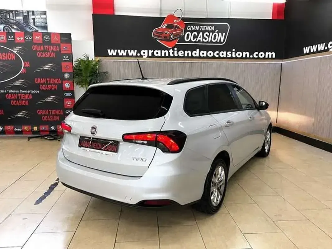 Usado Fiat Tipo Easy 95 CV (69 kW) 2019 Plateado Familiar