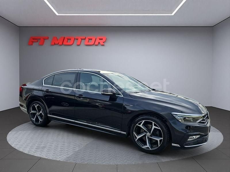 Negro Usado 2020 VW Passat R-line Berlina | 17.999 € (Un poco caro) - Imagen 1/4