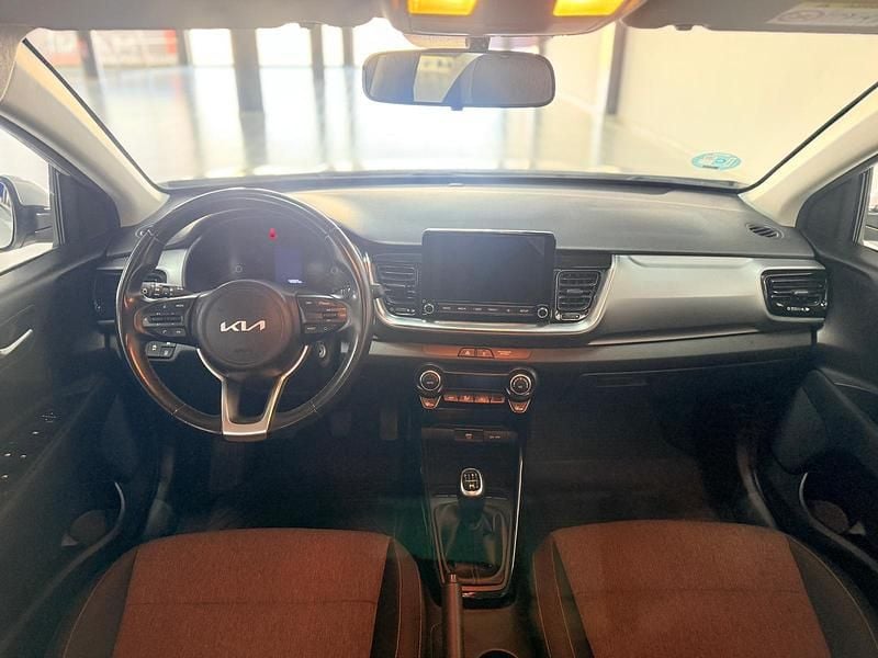 Usado Kia Stonic 84 CV (61 kW) 2022 Gris SUV