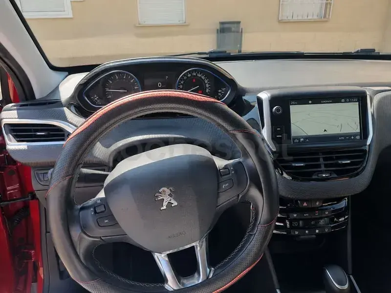 Usado Peugeot 2008 Allure 110 CV (80 kW) 2018 Rojo SUV