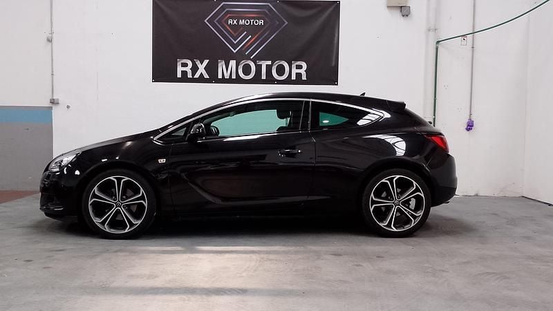 Usado Opel Astra GTC Innovation 140 CV (102 kW) 2011 Negro Utilitario