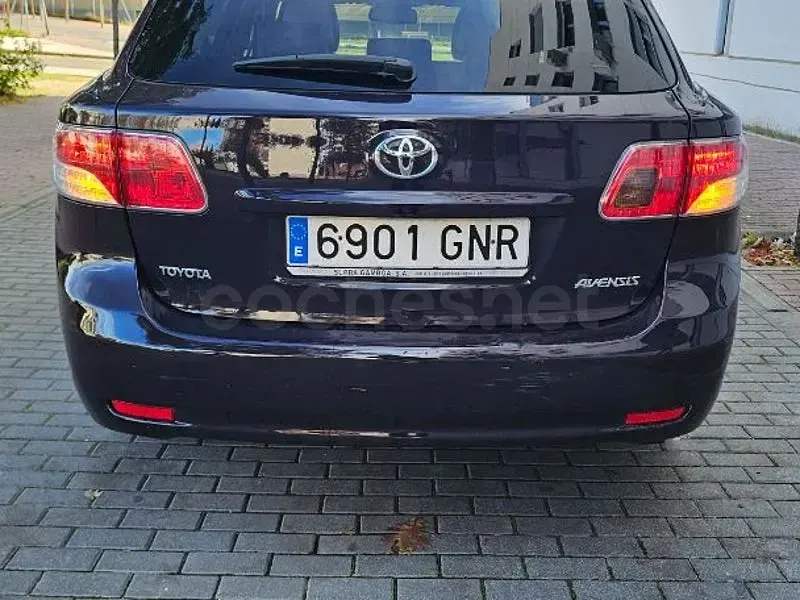 Occasion Toyota Avensis Advance 126 PK (92 kW) 2009 Paars Stationwagen