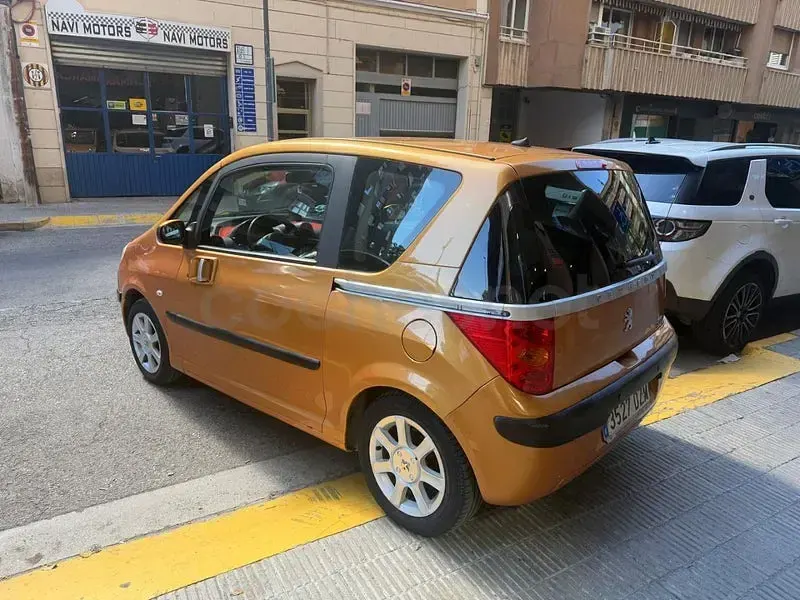 Usado Peugeot 1007 75 CV (55 kW) 2006 Marrón Monovolumen