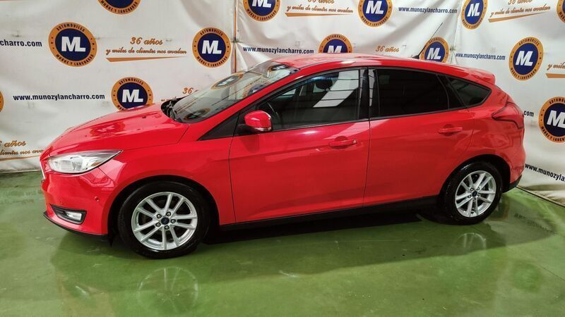 Usado Ford Focus Trend+ 125 CV (91 kW) 2017 Rojo