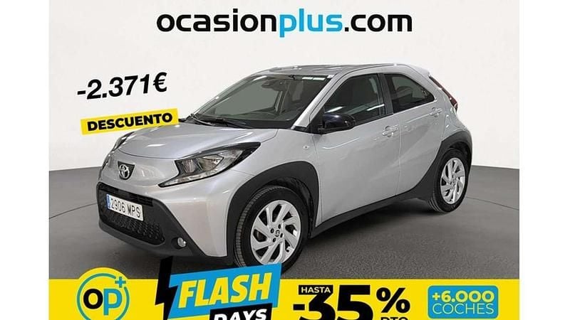 Usado Toyota Aygo Play 72 CV (52 kW) 2024 Gris Utilitario