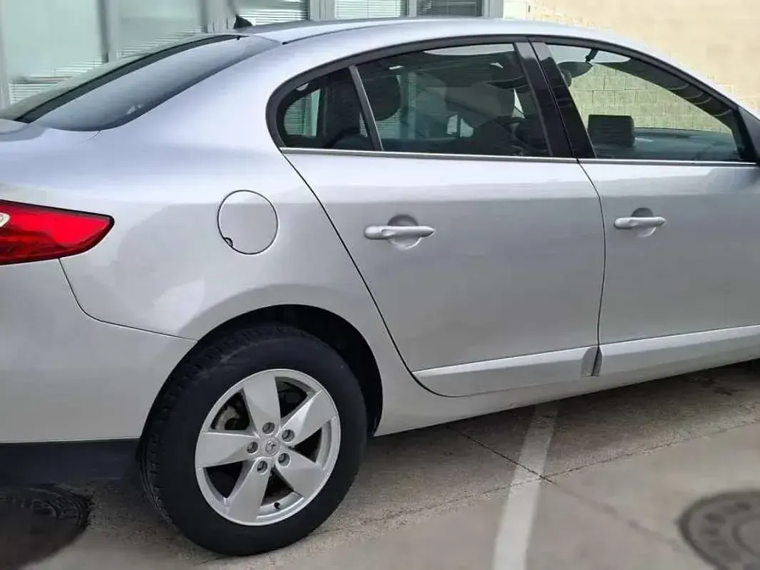 Usado Renault Fluence Dynamique 105 CV (77 kW) 2010 Gris Berlina