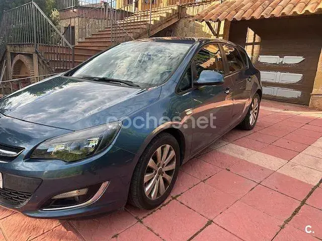Usado Opel Astra Selective 110 CV (80 kW) 2013 Gris / plata Berlina