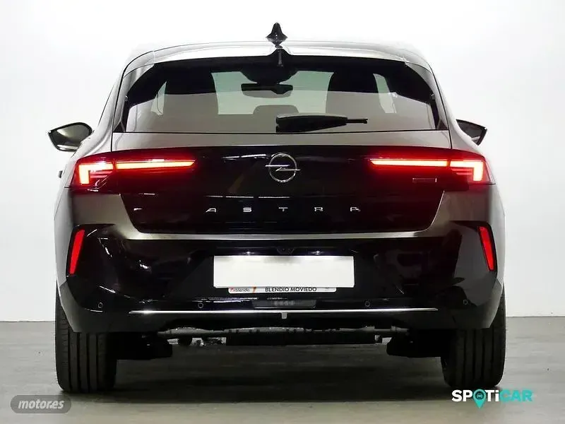 Usado Opel Astra Elegance 180 CV (132 kW) 2023 Negro Utilitario