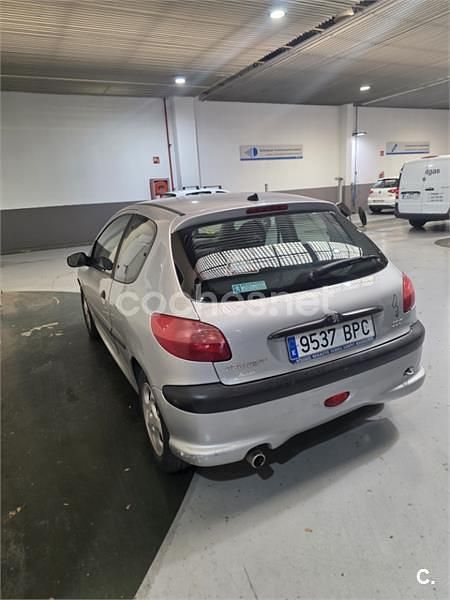 Usado Peugeot 206 75 CV (55 kW) 2001 Gris / plata Berlina