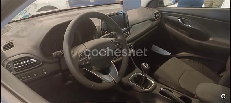 Usado Hyundai i30 120 CV (88 kW) 2022 Gris / plata Berlina