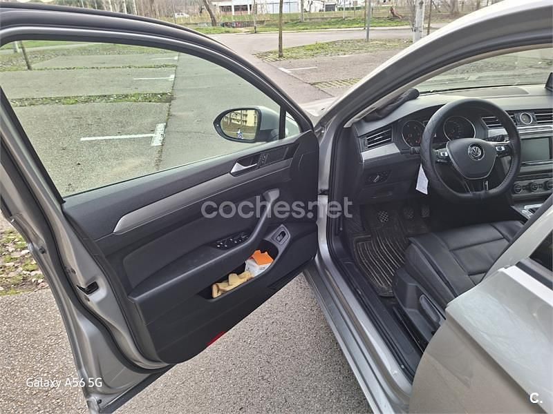 Usado VW Passat Edition 120 CV (88 kW) 2015 Gris / plata Familiar
