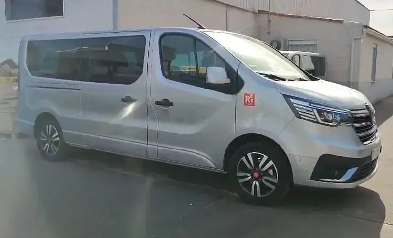 Usado Renault Trafic Equilibre 150 CV (110 kW) 2025 Gris / plata Monovolumen