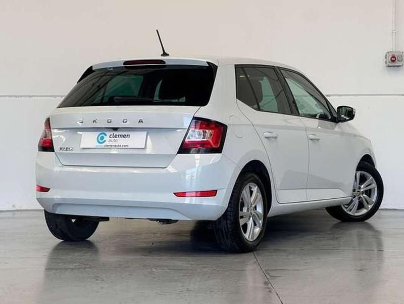 Usado Skoda Fabia Ambition 95 CV (69 kW) 2021 Blanco Berlina