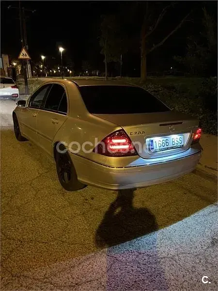 Usado Mercedes C200 Avantgarde 163 CV (119 kW) 2002 Gris / plata Berlina
